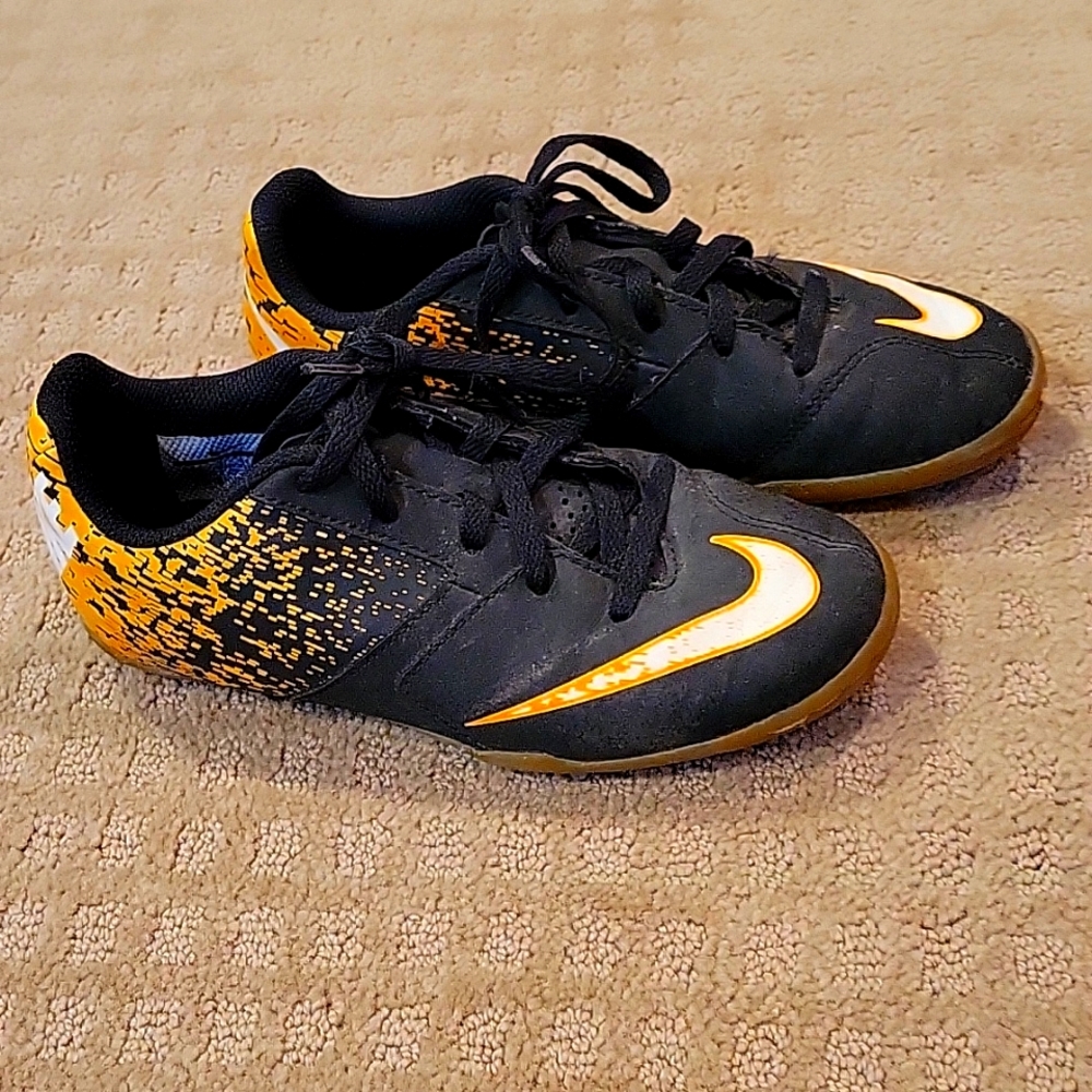 Boys indoor soccer shoes Nike size 1.5y